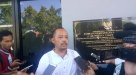 Zainal Arifin, Ketua FPDIP Sumenep menjawab pertanyaan wartawan didepan kantor Kejari Sumenep, Jumat, 21/02/2020. (Didik/ SJ Foto) 