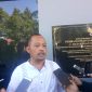 Zainal Arifin, Ketua FPDIP Sumenep menjawab pertanyaan wartawan didepan kantor Kejari Sumenep, Jumat, 21/02/2020. (Didik/ SJ Foto) 