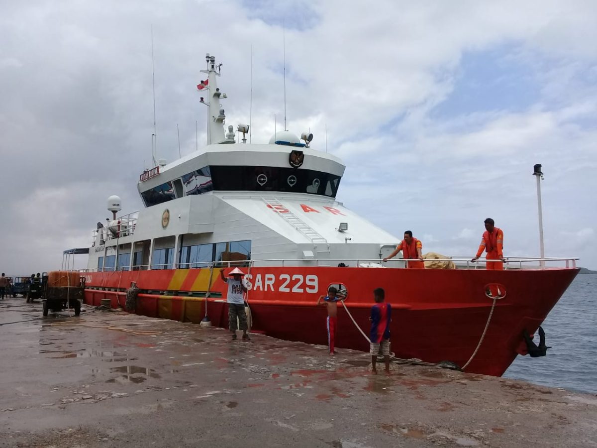 KN SAR 229 dikerahkan untuk mencari perahu yang hilang kontak. (*/SJ Foto)