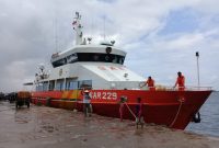 KN SAR 229 dikerahkan untuk mencari perahu yang hilang kontak. (*/SJ Foto) 