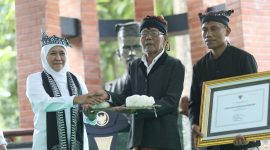 Gubernur Khofifah terima gelar kehormatan dari Suku Samin di Bojonegoro, Minggu, 23/02/2020. (Fahmi/ SJ Foto) 