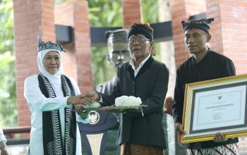 Gubernur Khofifah Dikukuhkan Sebagai Warga Kehormatan Sedulur Sikep Samin Bojonegoro