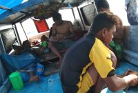 9 penumpang perahu motor 