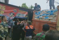 Truk pengangkut beras oplosan diamankan polisi dalam penggerebekan di Gudang Yudatama, Desa Pamolokan, Sumenep, Jawa Timur, Jumat, 28/02/2020. (mg3/SJ Foto) 