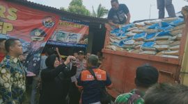Truk pengangkut beras oplosan diamankan polisi dalam penggerebekan di Gudang Yudatama, Desa Pamolokan, Sumenep, Jawa Timur, Jumat, 28/02/2020. (mg3/SJ Foto) 