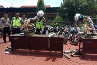 GANGGU KAMTIBMAS: Memiliki suara bising, knalpot brong mengganggu kenyamanan masyarakat. Petugas tampak memotong knalpot brong di halaman Polres Sumenep, Senin, 10/02/2020. (Didik/ SJ Foto)