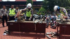 GANGGU KAMTIBMAS: Memiliki suara bising, knalpot brong mengganggu kenyamanan masyarakat. Petugas tampak memotong knalpot brong di halaman Polres Sumenep, Senin, 10/02/2020. (Didik/ SJ Foto) 
