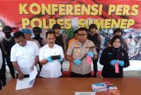 Tersangka MR dihadirkan dalam konferensi pers, Rabu, 26/02/2020. (Didik/ SJ Foto) 