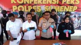 Tersangka MR dihadirkan dalam konferensi pers, Rabu, 26/02/2020. (Didik/ SJ Foto) 