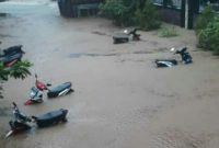 TENGGELAM : Sepeda motor yang terparkir di halaman INSTIKA Guluk-Guluk terendam banjir. (foto: istimewa) 