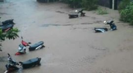 TENGGELAM : Sepeda motor yang terparkir di halaman INSTIKA Guluk-Guluk terendam banjir. (foto: istimewa) 