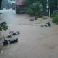 TENGGELAM : Sepeda motor yang terparkir di halaman INSTIKA Guluk-Guluk terendam banjir. (foto: istimewa) 