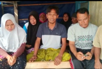 Keluarga perahu rombongan pengantin yang hilang berharap semua pihak membantu proses pencarian. (foto: istimewa) 