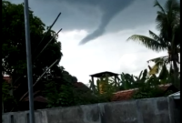 Warga mengabadikan momen munculnya puting beliung yang terjadi di Kecamatan Lenteng, Sumenep, Jawa Timur, Selasa, 25/02/2020. (*/SJ Foto) 