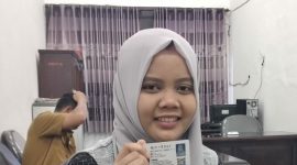 WASPADA CORONA: Maftuhatus Shobah, mahasiswi asal Sumenep memilih pulang ke tanah air pasca mewabahnya virus corona di Cina. (mg1/SJ Foto) 