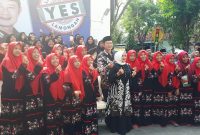 Yuhrohnur Efendi yang akrab disapa Pak Yes mengembalikan formulir pendaftaran bacabup ke DPC Partai Demokrat Lamongan, Sabtu, 21/03/2020. (Makhrus/ SJ Foto) 