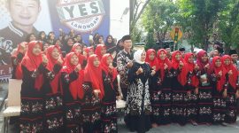 Yuhrohnur Efendi yang akrab disapa Pak Yes mengembalikan formulir pendaftaran bacabup ke DPC Partai Demokrat Lamongan, Sabtu, 21/03/2020. (Makhrus/ SJ Foto) 