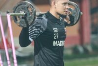 Pulang umrah, M. Ridwan kembali memperkuat Laskar Sapeh Kerap. (foto: twitter maduraunited) 