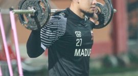 Pulang umrah, M. Ridwan kembali memperkuat Laskar Sapeh Kerap. (foto: twitter maduraunited) 