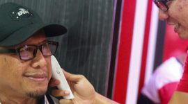 Rahmat Darmawan, pelatih Madura United jalani tes kesehatan untuk mengantisipasi virus covid-19 beberapa waktu lalu. (foto: twitter maduraunited)  