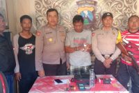 Tersangka dan barang bukti diamankan di Mapolsek Sapeken. (mg3/SJ Foto) 