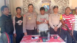 Tersangka dan barang bukti diamankan di Mapolsek Sapeken. (mg3/SJ Foto) 