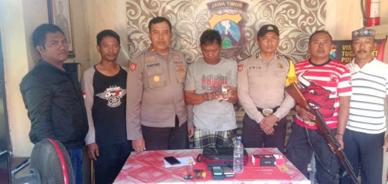 Tersangka dan barang bukti diamankan di Mapolsek Sapeken. (mg3/SJ Foto) 