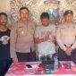 Tersangka dan barang bukti diamankan di Mapolsek Sapeken. (mg3/SJ Foto) 