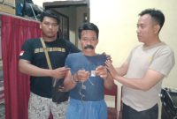 tersangka diamankan petugas berikut barang bukti sabu-sabu. (*/SJ Foto)