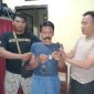 tersangka diamankan petugas berikut barang bukti sabu-sabu. (*/SJ Foto) 