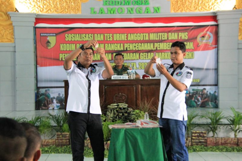 Kodim 0812 Lamongan bekerjasama dengan Polres Lamongan lakukan tes urine bagi prajurit, Rabu, 11/03/2020. (Mahrus/SJ Foto) 
