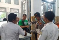 Petugas sterilkan stasiun Sidoarjo untuk pencegahan Corona, Sabtu, 14/03/2020. (Fahmi/SJ Foto)