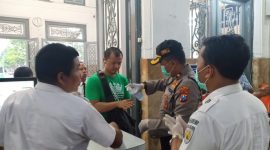 Petugas sterilkan stasiun Sidoarjo untuk pencegahan Corona, Sabtu, 14/03/2020. (Fahmi/SJ Foto)