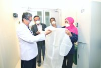 Forkopimda Jatim melakukan pemantauan langsung kesiapsiagaan petugas dan fasilitas Tropical Desease Center (TDC) atau Lembaga Penyakit Tropis (LPT) medis di Rumah Sakit Universitas Airlangga Surabaya, Sabtu (14/3). (Fahmi/SJ Foto) 