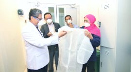 Forkopimda Jatim melakukan pemantauan langsung kesiapsiagaan petugas dan fasilitas Tropical Desease Center (TDC) atau Lembaga Penyakit Tropis (LPT) medis di Rumah Sakit Universitas Airlangga Surabaya, Sabtu (14/3). (Fahmi/SJ Foto) 