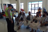 Rombongan WNA asal Bangladesh diperiksa kesehatan saat akan menyeberang ke Pulau Kangean, Minggu, 15/03/2020. (*/SJ Foto)