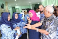 Gubernur Khofifah: 132 bed tambahan disiapkan Pemprov Jatim di dua rumah sakit rujukan di Surabaya. (Fahmi/SJ Foto)