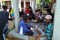 BAGI ARIT GRATIS: Warga berkumpul di halaman rumah saat ikuti pembagian arit gratis yang dilakukan Kepala Desa Masalima, Kecamatan Masalembu, Sumenep, Jawa Timur. (foto: istimewa)