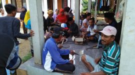 BAGI ARIT GRATIS: Warga berkumpul di halaman rumah saat ikuti pembagian arit gratis yang dilakukan Kepala Desa Masalima, Kecamatan Masalembu, Sumenep, Jawa Timur. (foto: istimewa) 