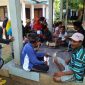 BAGI ARIT GRATIS: Warga berkumpul di halaman rumah saat ikuti pembagian arit gratis yang dilakukan Kepala Desa Masalima, Kecamatan Masalembu, Sumenep, Jawa Timur. (foto: istimewa) 