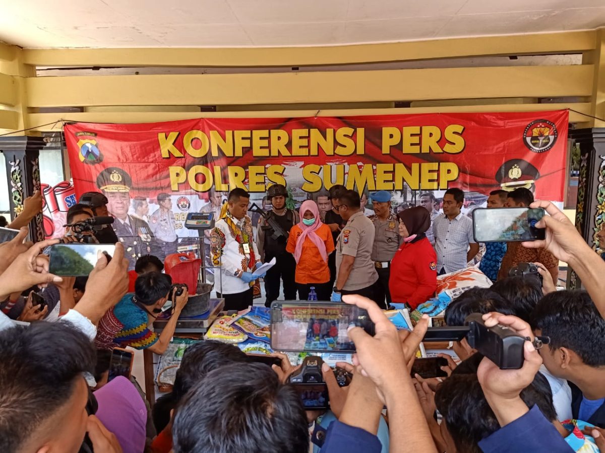 Kapolres Sumenep AKBP Deddy Supriadi menginterogasi tersangka beras oplosan dalam konferensi pers, Jumat, 20/03/2020. (Didik/SJ Foto)