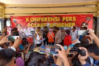 Kapolres Sumenep AKBP Deddy Supriadi menginterogasi tersangka beras oplosan dalam konferensi pers, Jumat, 20/03/2020. (Didik/SJ Foto) 