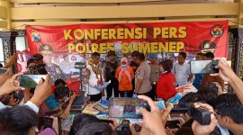 Kapolres Sumenep AKBP Deddy Supriadi menginterogasi tersangka beras oplosan dalam konferensi pers, Jumat, 20/03/2020. (Didik/SJ Foto) 
