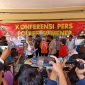 Kapolres Sumenep AKBP Deddy Supriadi menginterogasi tersangka beras oplosan dalam konferensi pers, Jumat, 20/03/2020. (Didik/SJ Foto) 