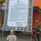 Warga membaca baliho raksasa yang dipasang petugas Polres Sumenep di Pasar Anom, Senin, 23/03/2020. (*/istimewa) 