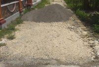 Jalan poros Desa Manyar, Sekaran, yang belum rampung diprotes warga, Senin, 23/03/2020. (Makhrus/SJ Foto) 