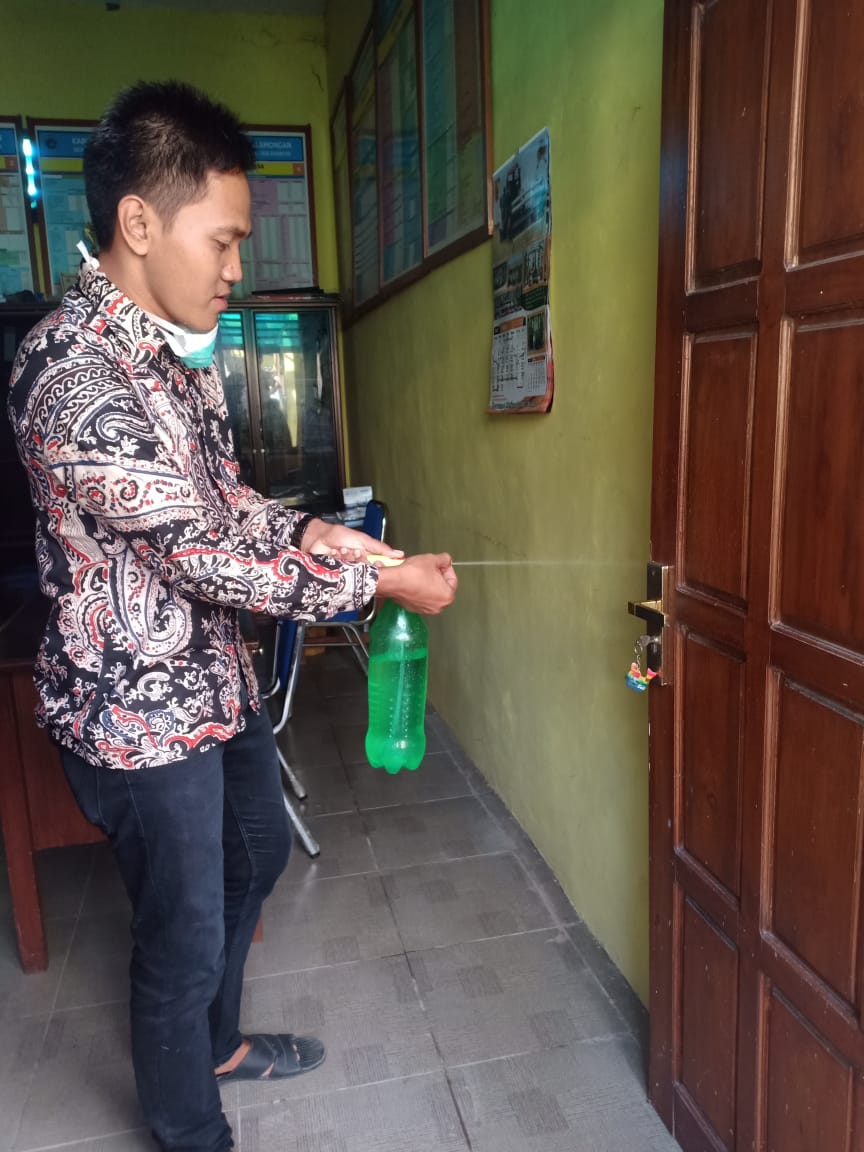 Cegah Virus Korona, Perangkat Desa Kompak Lakukan Penyemprotan Desinfektan IMG 20200324 WA0041