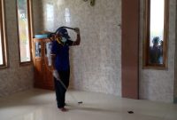 Cegah corona, perangkat desa di Lamongan, Jawa Timur, kompak lakukan penyemprotan desinfektan. (Makhrus/SJ Foto)