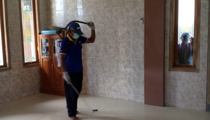 Cegah Virus Korona, Perangkat Desa Kompak Lakukan Penyemprotan Desinfektan
