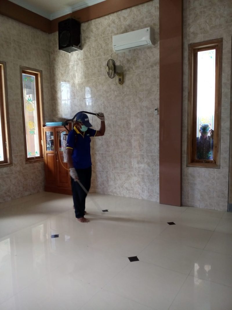 Cegah corona, perangkat desa di Lamongan, Jawa Timur, kompak lakukan penyemprotan desinfektan. (Makhrus/SJ Foto) 